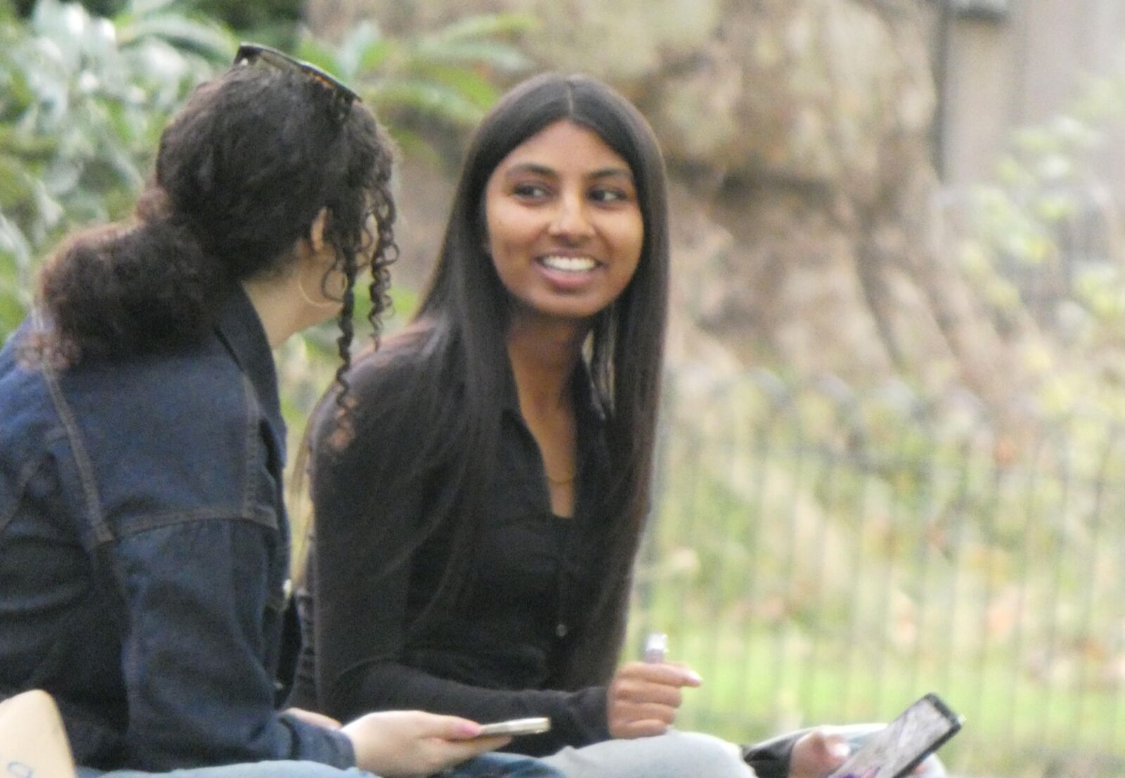 Bonita muchacha india bajo el árbol