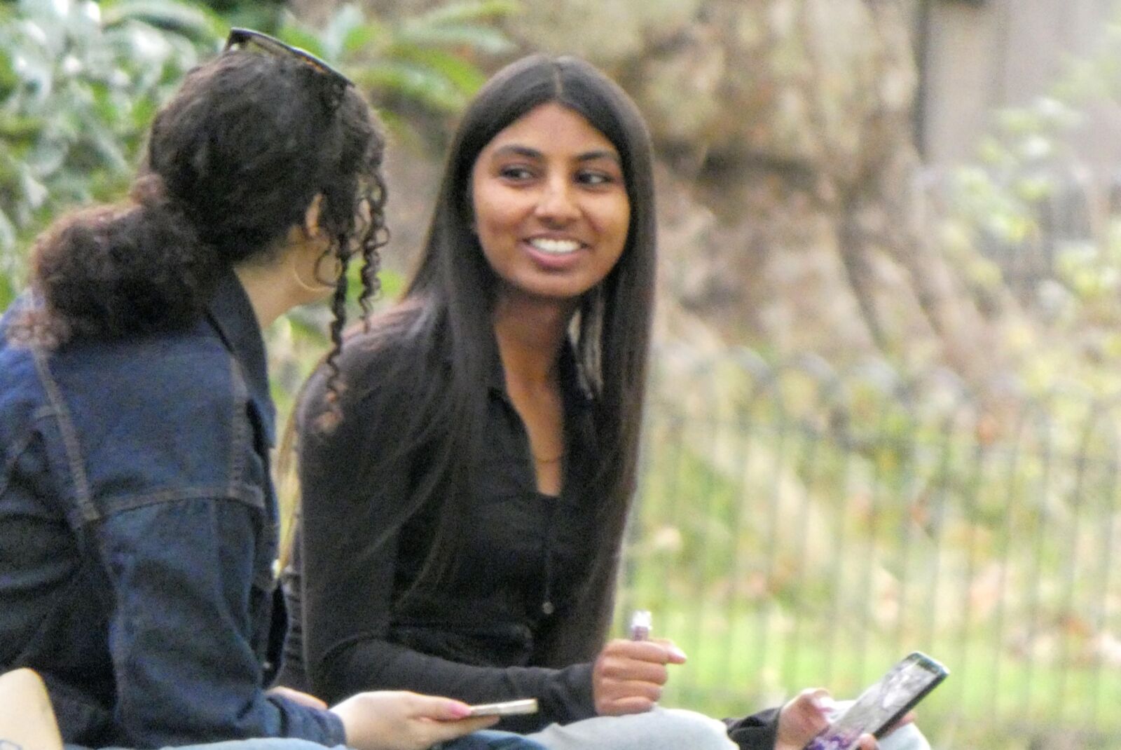 Bonita muchacha india bajo el árbol