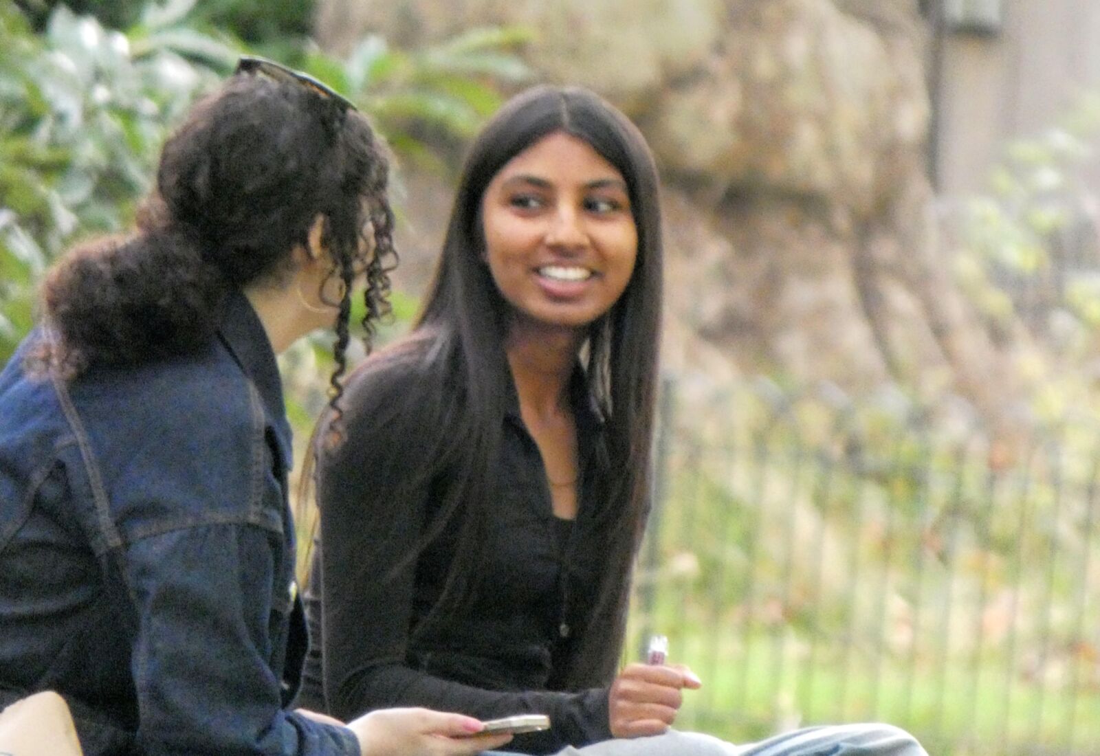 Bonita muchacha india bajo el árbol