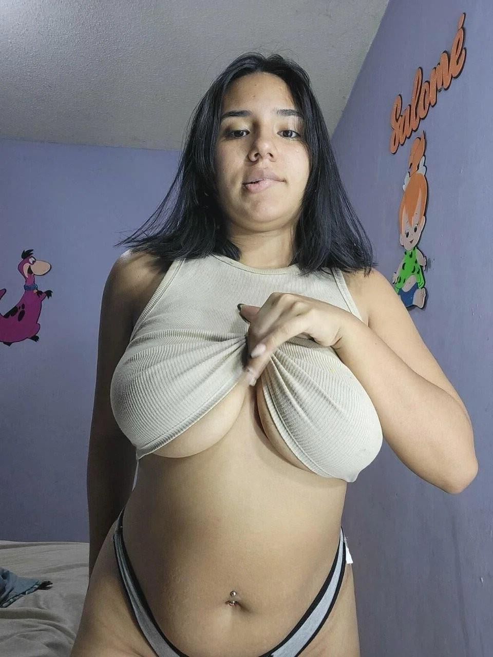 Latina de grandes tetas de 18 años