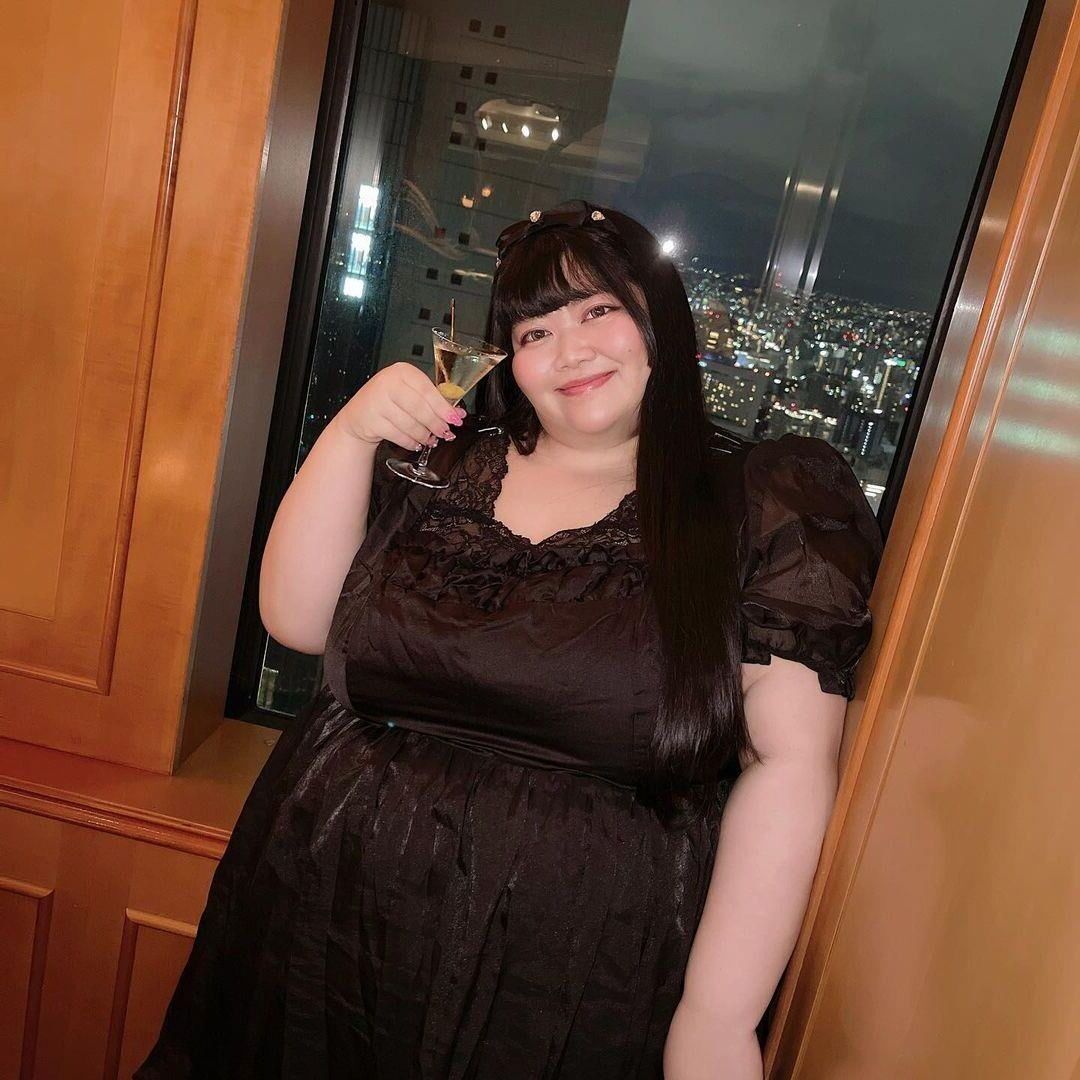 Kitty Pocha Japonesa BBW con piernas GORDAS