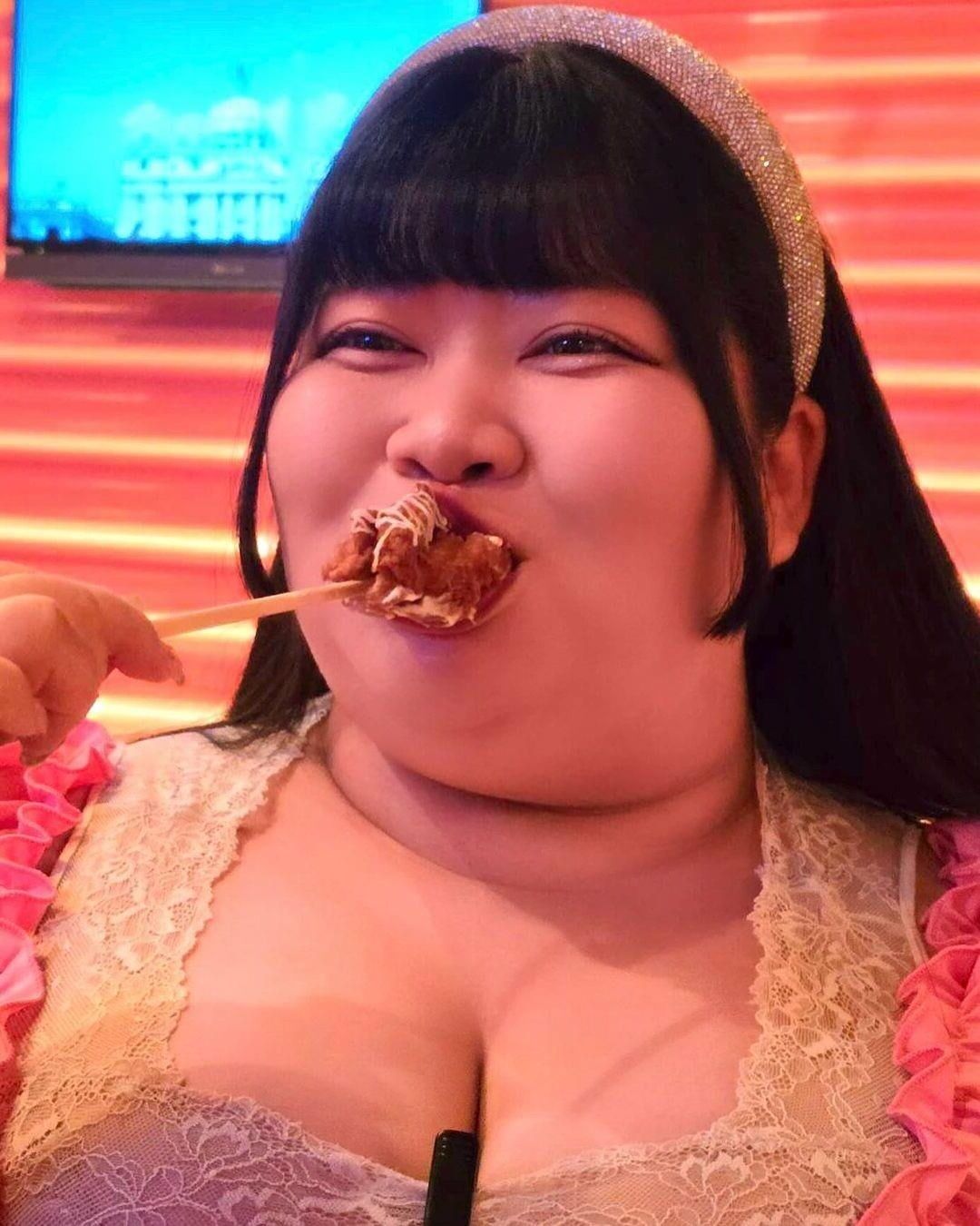 Kitty Pocha Japonesa BBW con piernas GORDAS