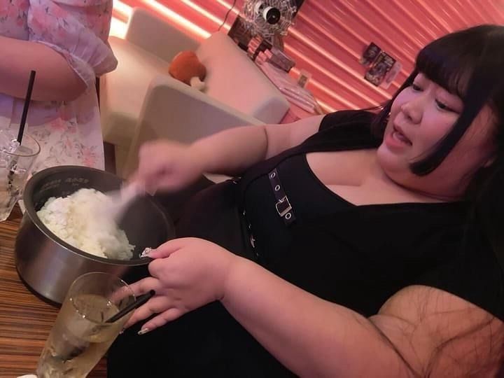 Kitty Pocha Japonesa BBW con piernas GORDAS