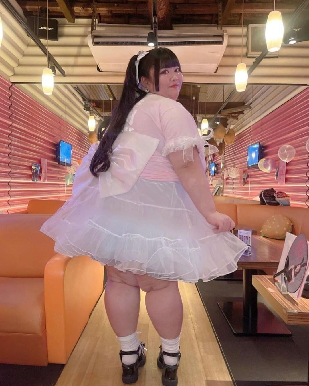 Kitty Pocha Japonesa BBW con piernas GORDAS