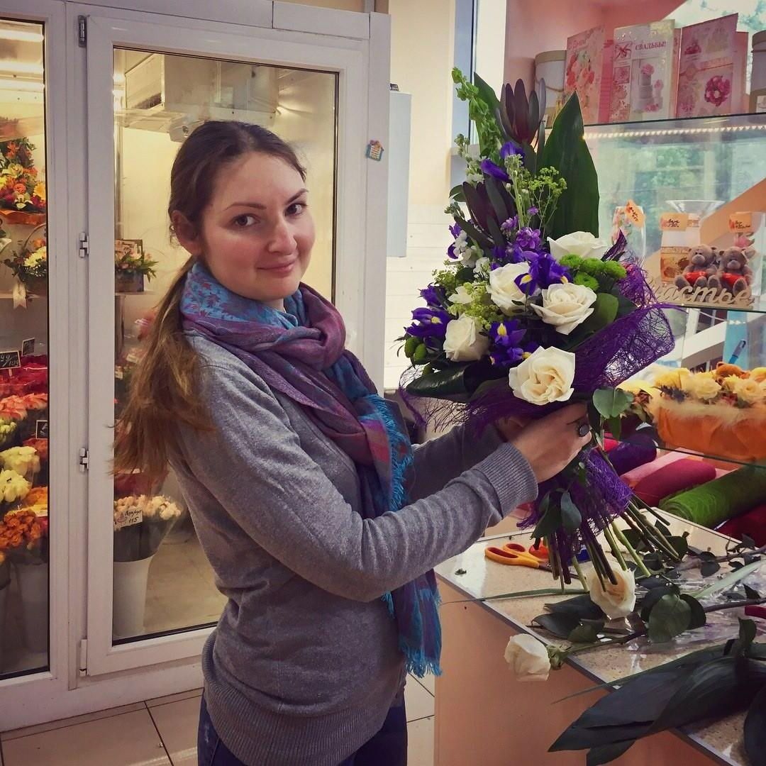 ロシアのミティシ出身の花屋でヌーディストのナタリア