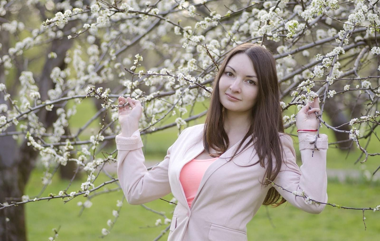 ロシアのミティシ出身の花屋でヌーディストのナタリア