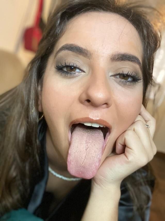 Esta latina de lengua enorme y culo grande