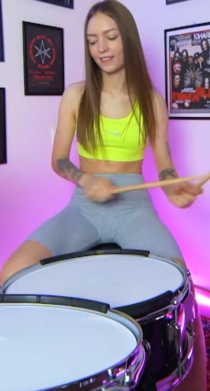 La flaca baterista rusa Kristina Rybalchenko