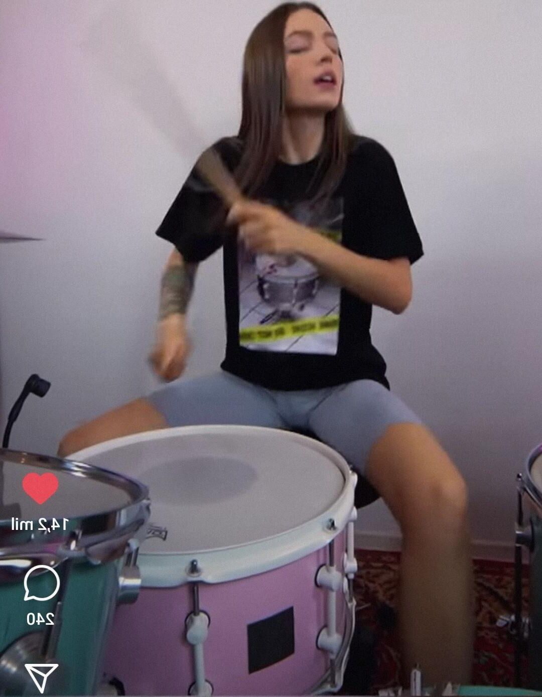 La flaca baterista rusa Kristina Rybalchenko