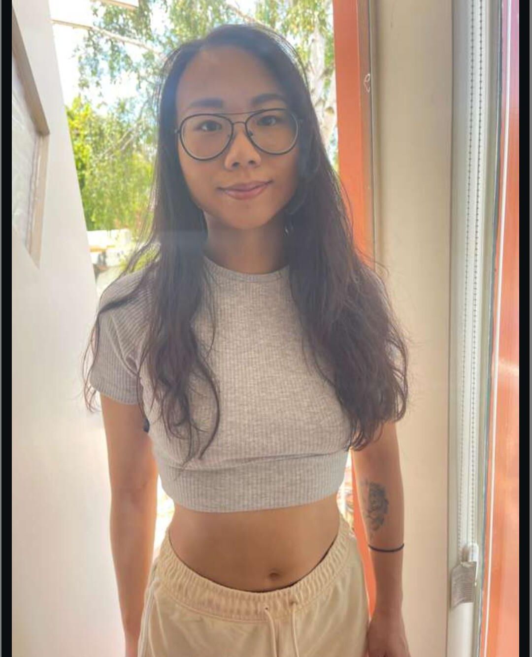 Nerd chino con su amante blanco