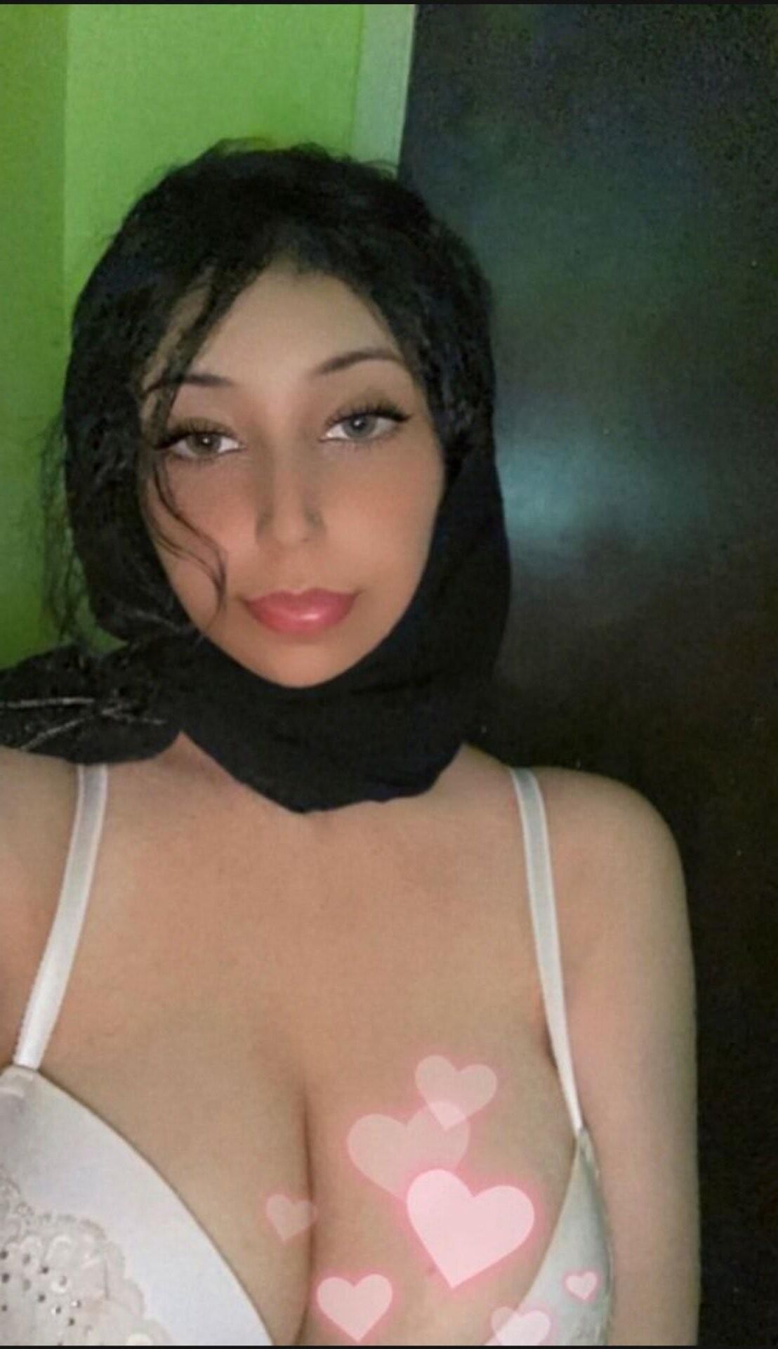 Chica tetona hijabi