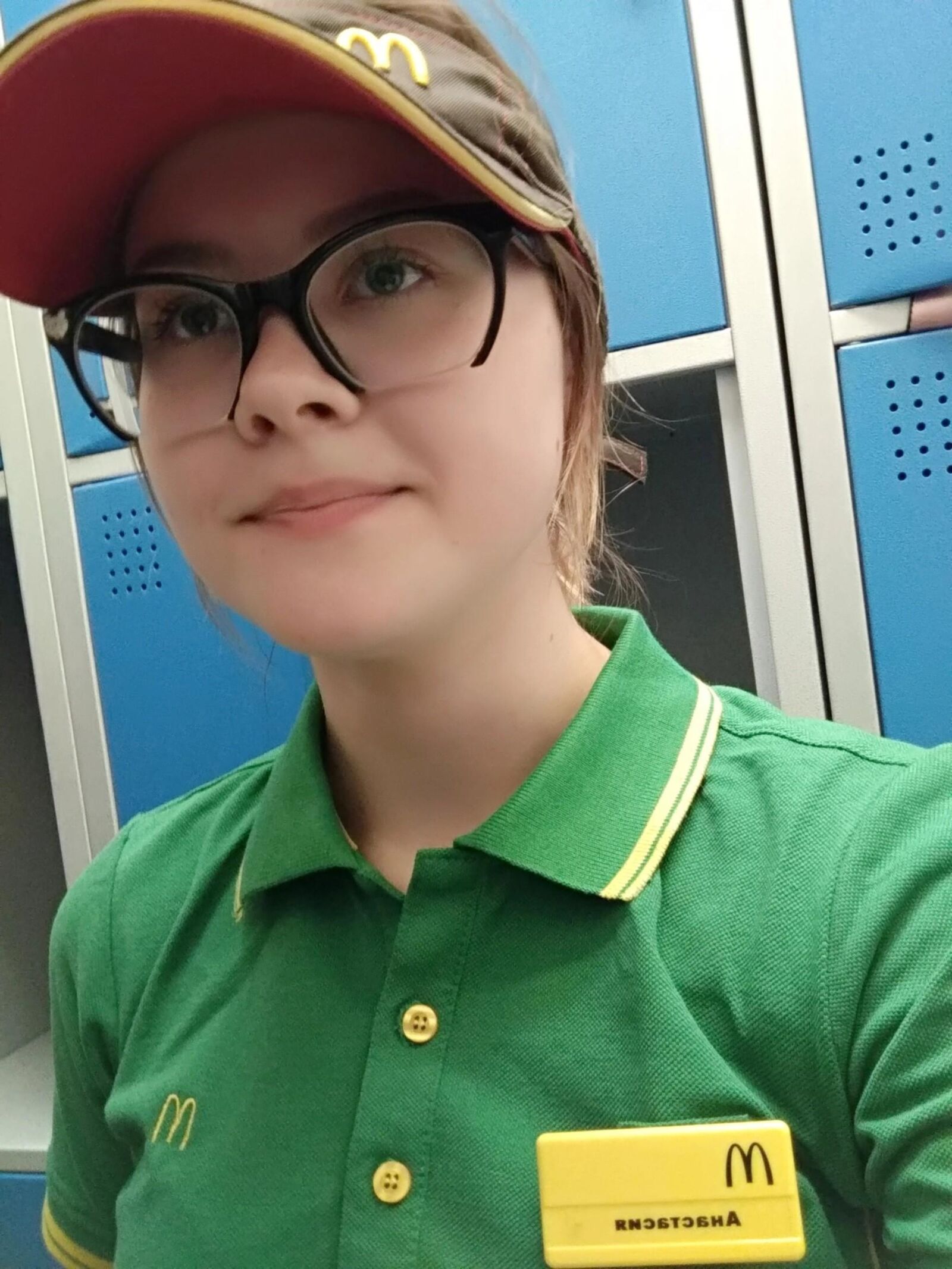 Webslut rusa con uniforme de McDonald's Anastasia expuesta