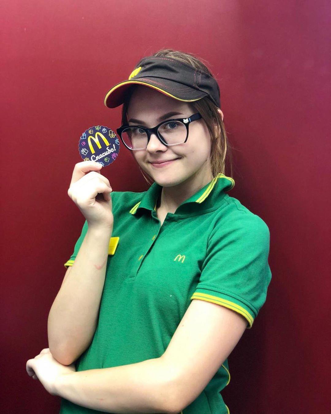 Webslut rusa con uniforme de McDonald's Anastasia expuesta