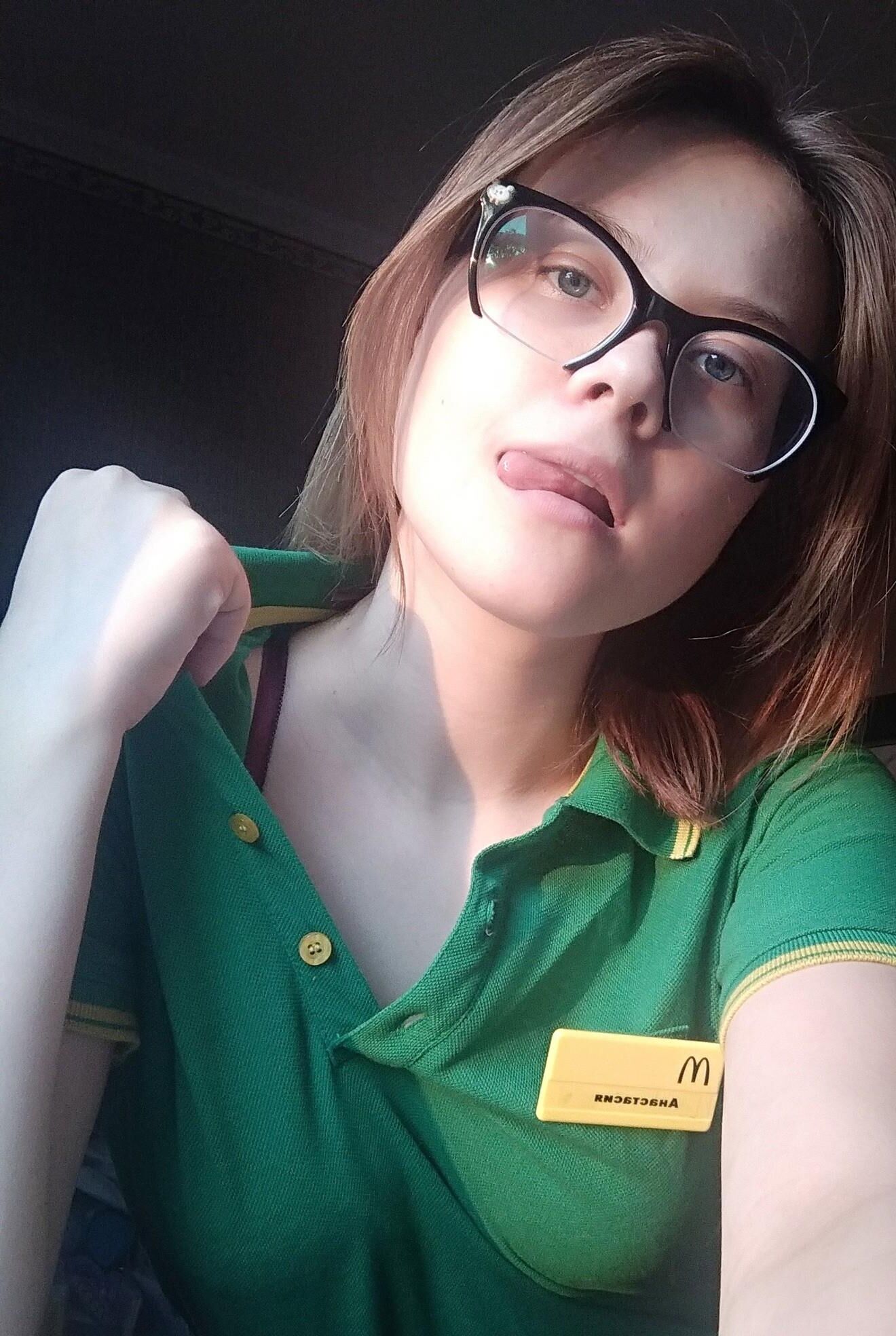 Webslut rusa con uniforme de McDonald's Anastasia expuesta