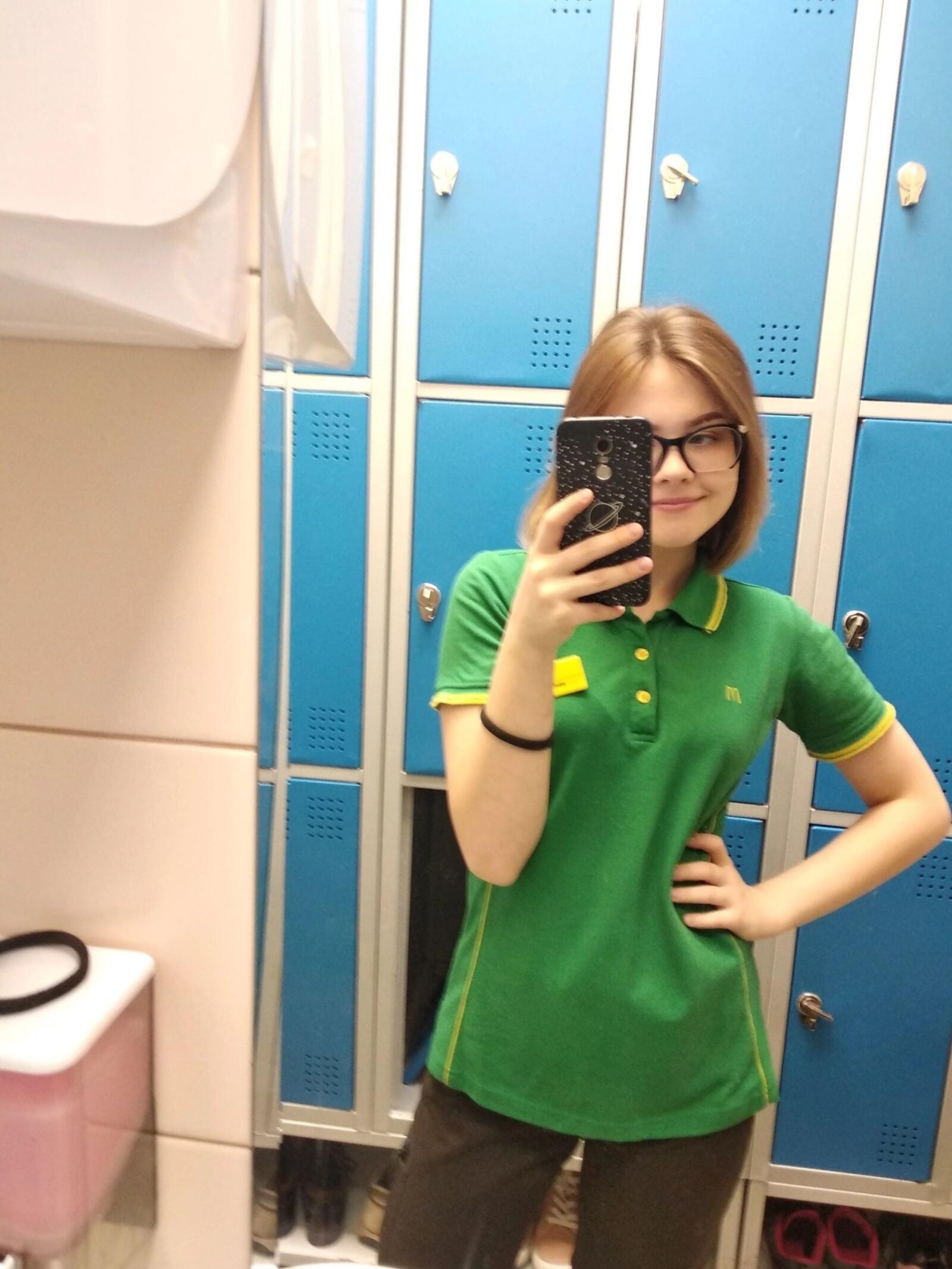 Webslut rusa con uniforme de McDonald's Anastasia expuesta