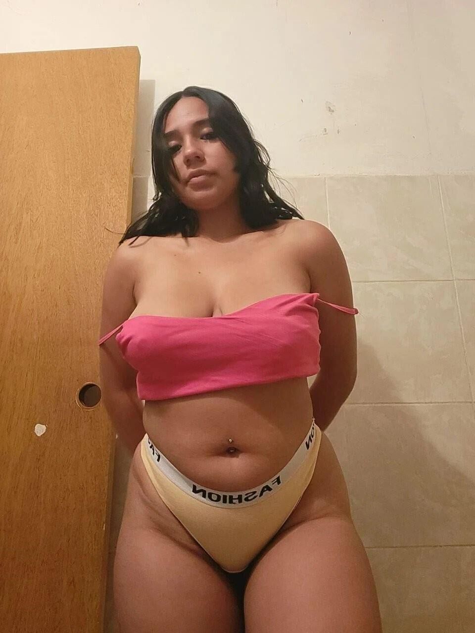 JOVEN latina con un gran par de TETAS