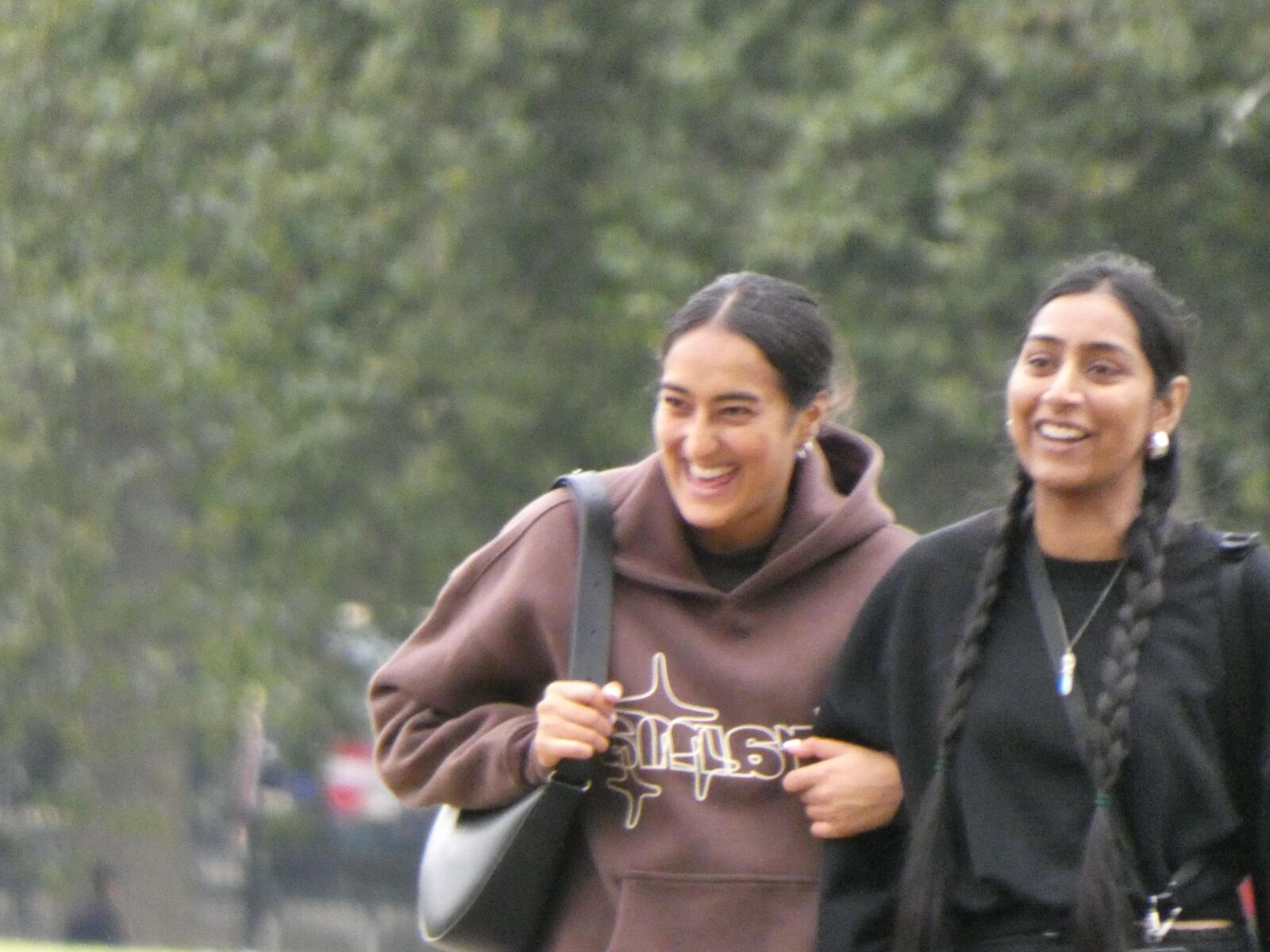 Chicas indias atractivas caminando.