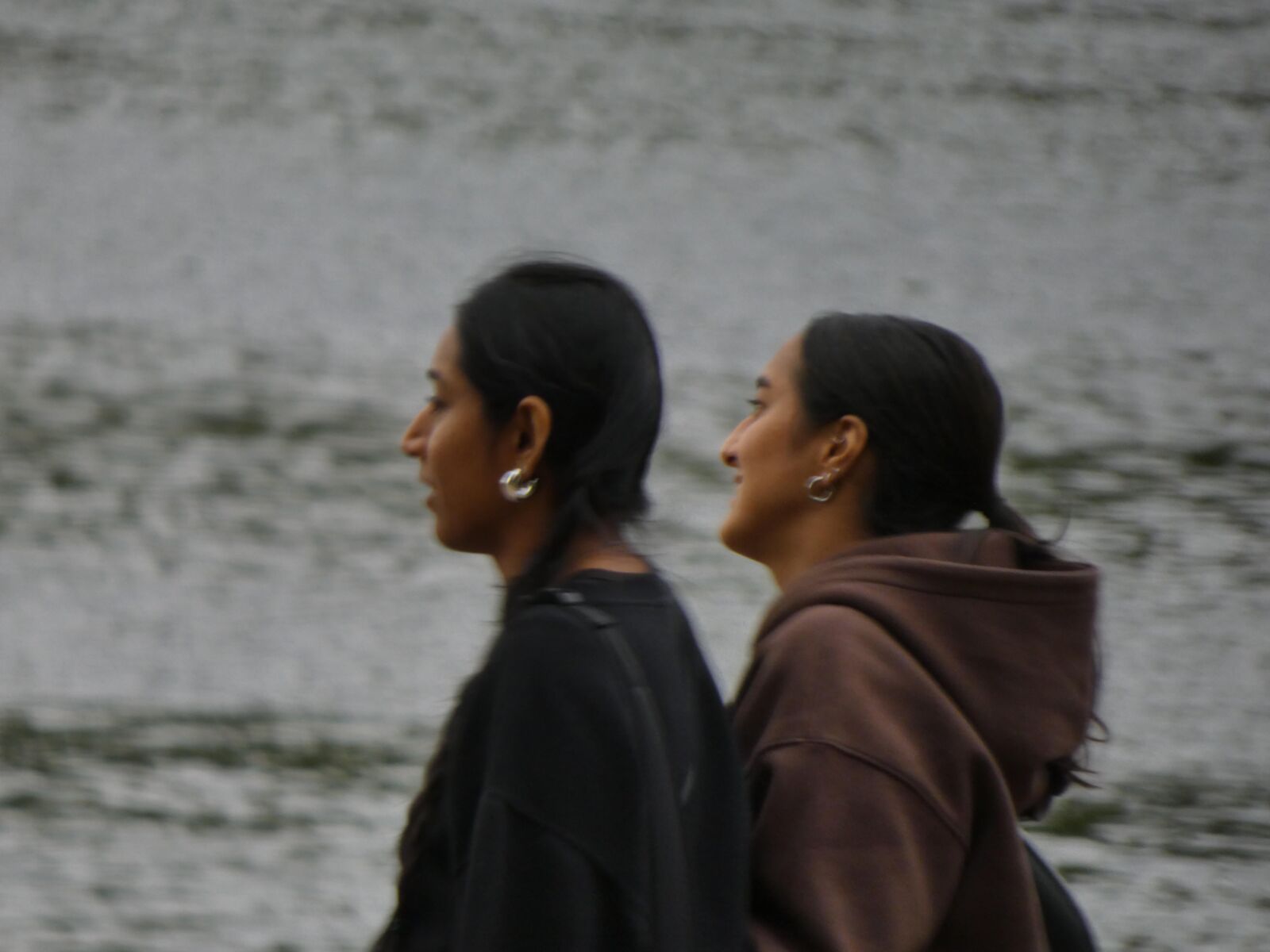 Chicas indias atractivas caminando.