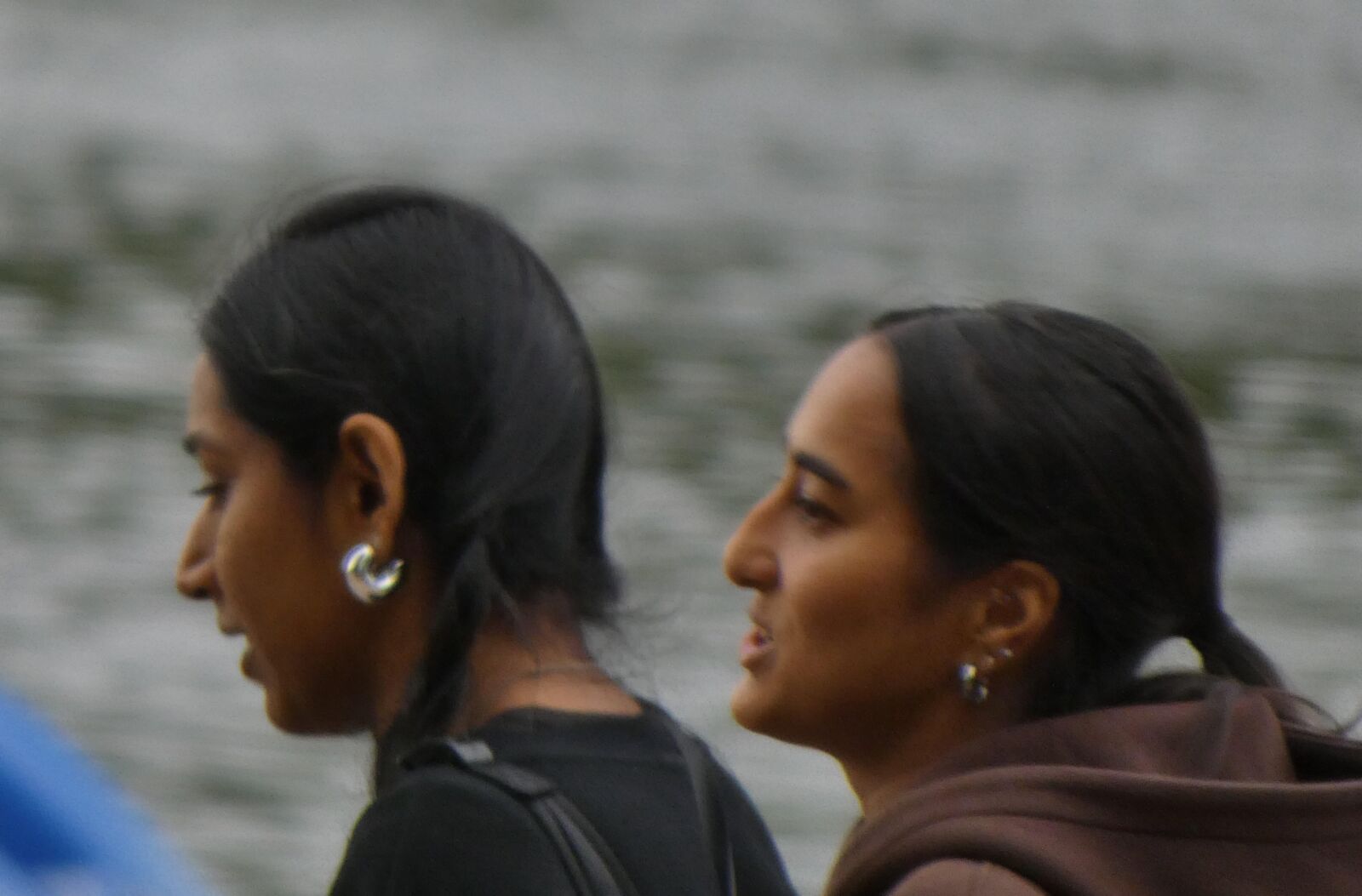 Chicas indias atractivas caminando.