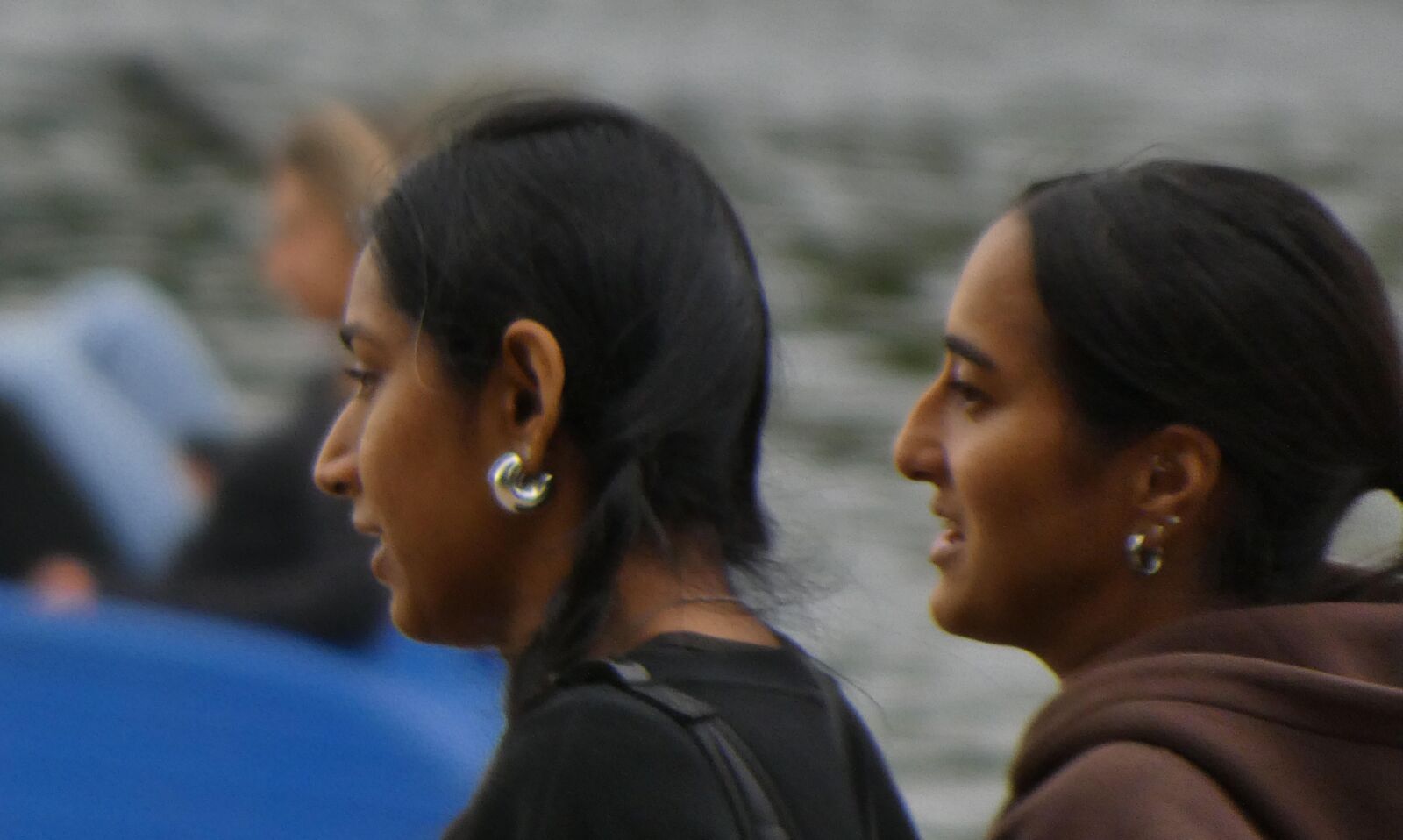 Chicas indias atractivas caminando.