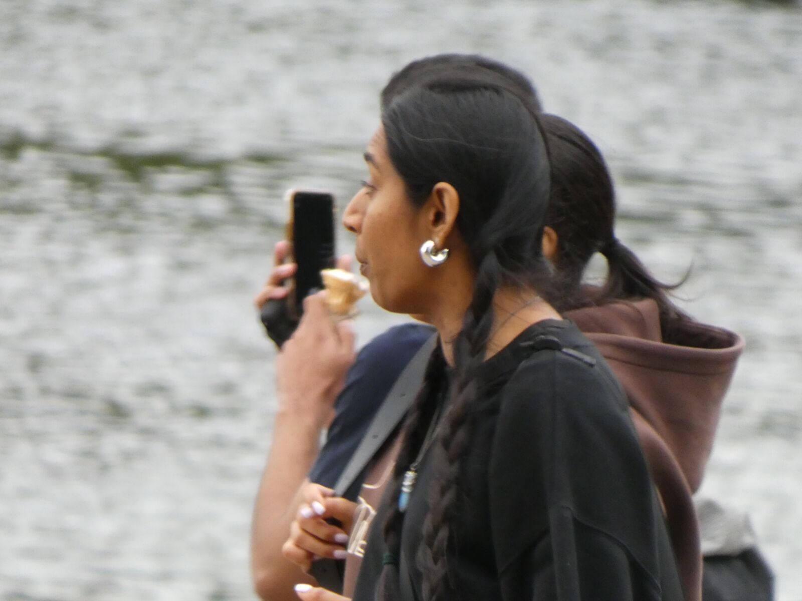 Chicas indias atractivas caminando.