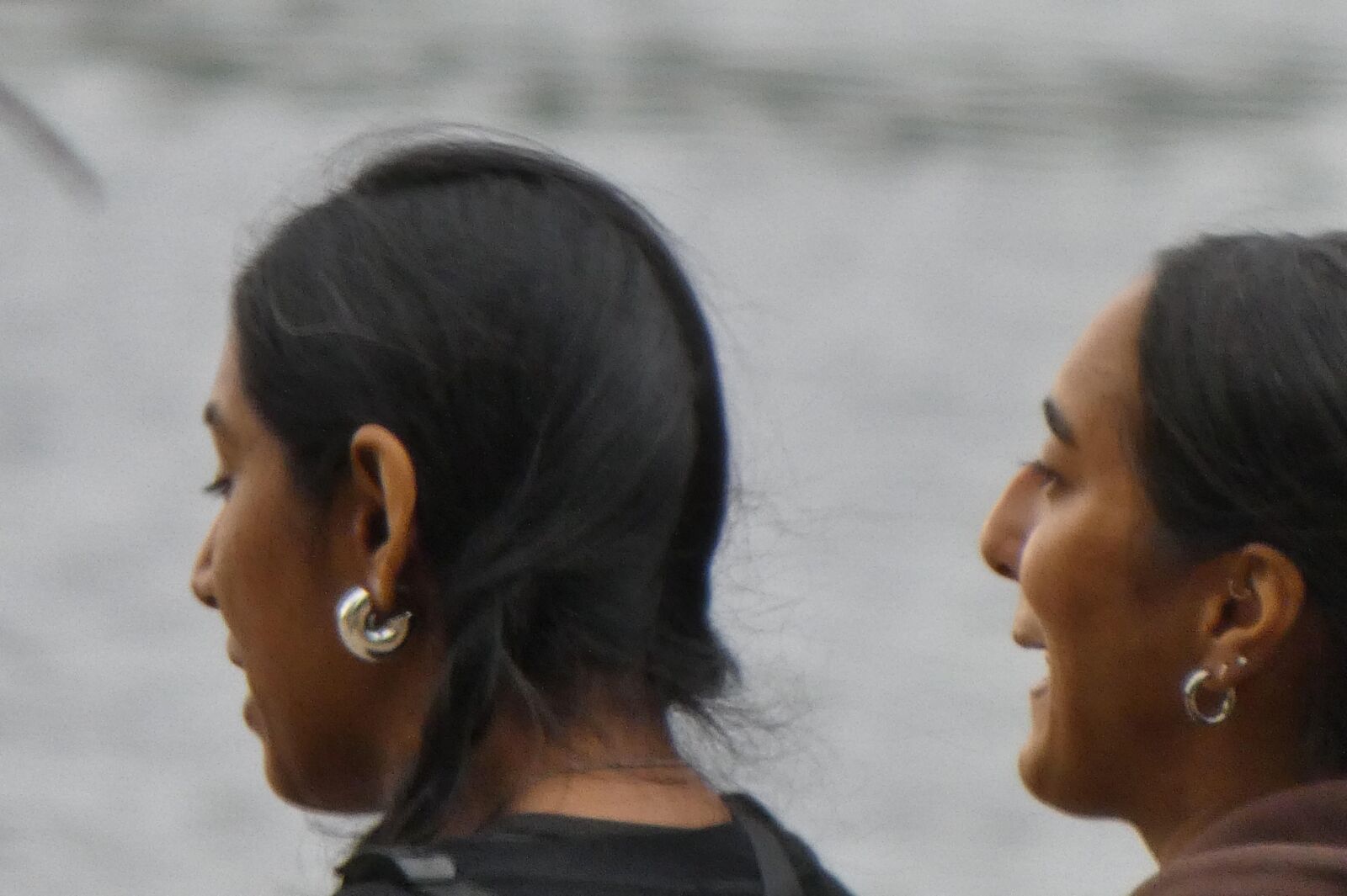 Chicas indias atractivas caminando.