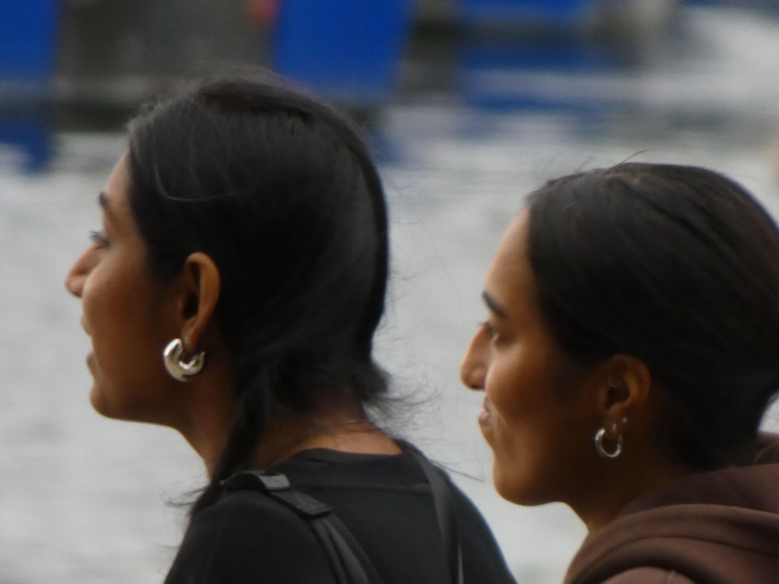 Chicas indias atractivas caminando.