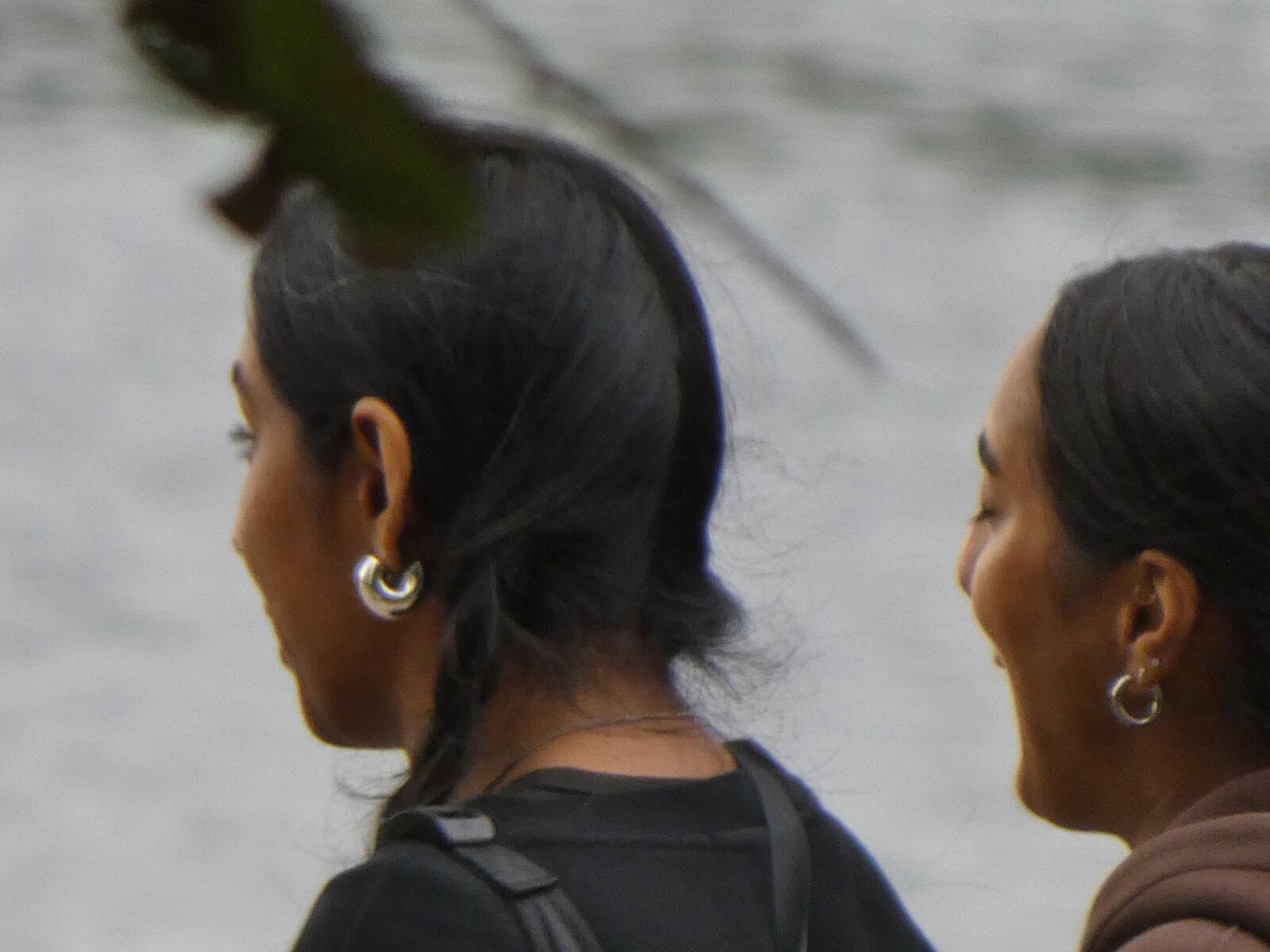 Chicas indias atractivas caminando.