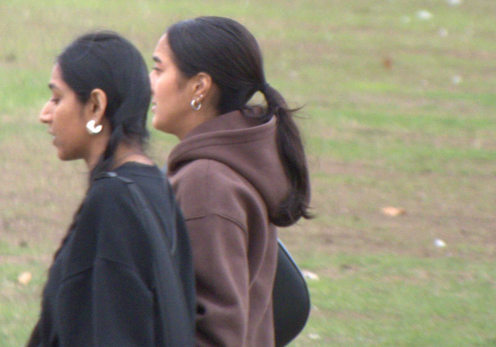 Chicas indias atractivas caminando.