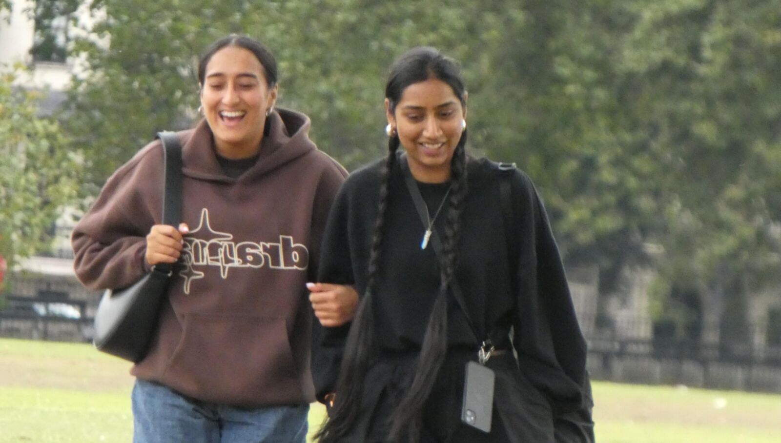 Chicas indias atractivas caminando.