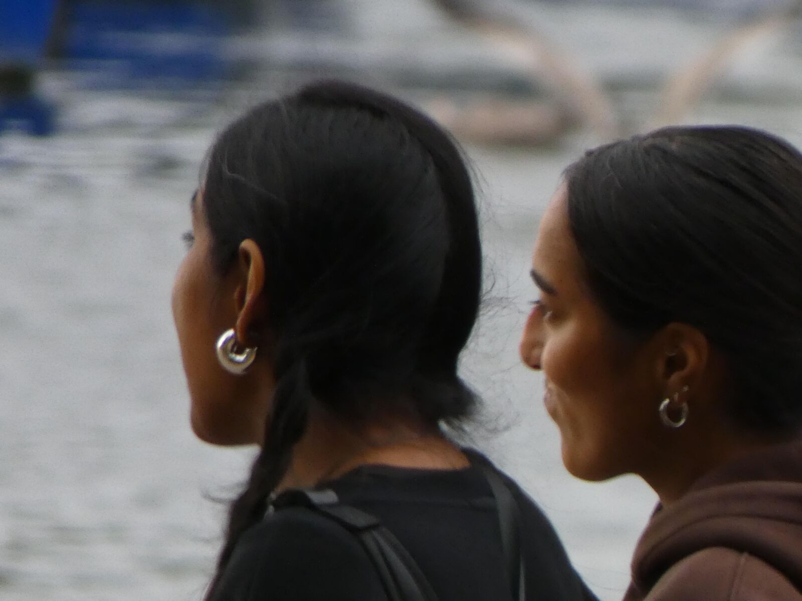 Chicas indias atractivas caminando.