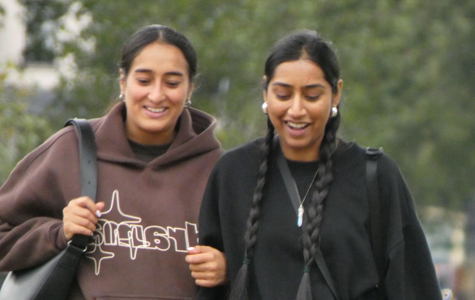 Chicas indias atractivas caminando.