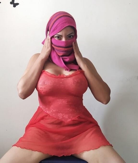 hijab femme aux gros seins