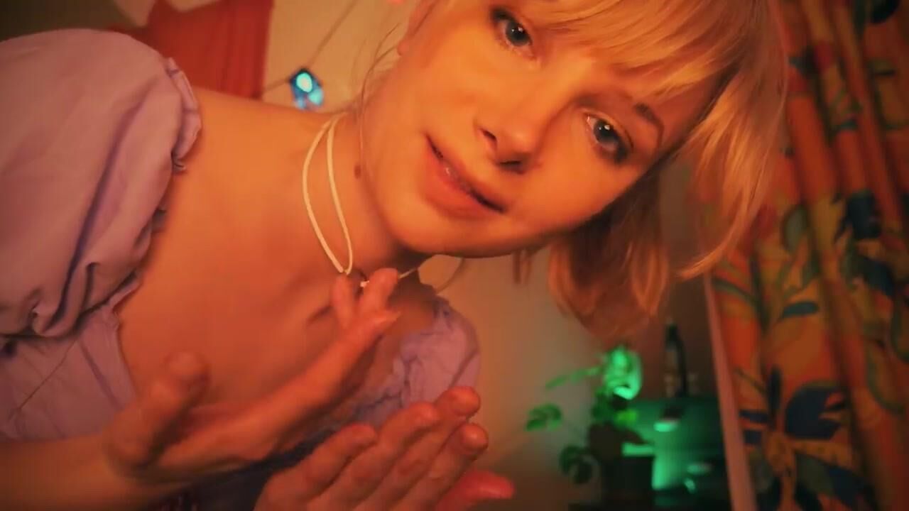 Blue Whispers ASMR Pale Ginger con un cuerpo ardiente y humeante.