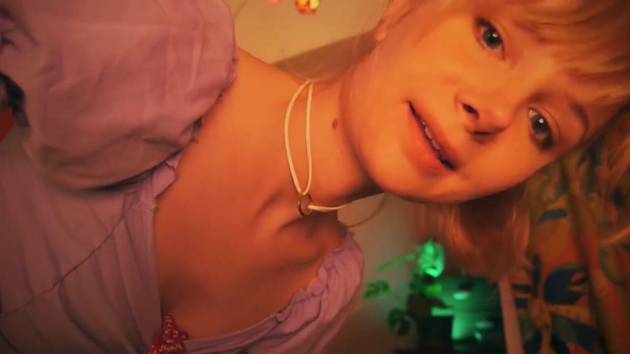 Blue Whispers ASMR Pale Ginger con un cuerpo ardiente y humeante.