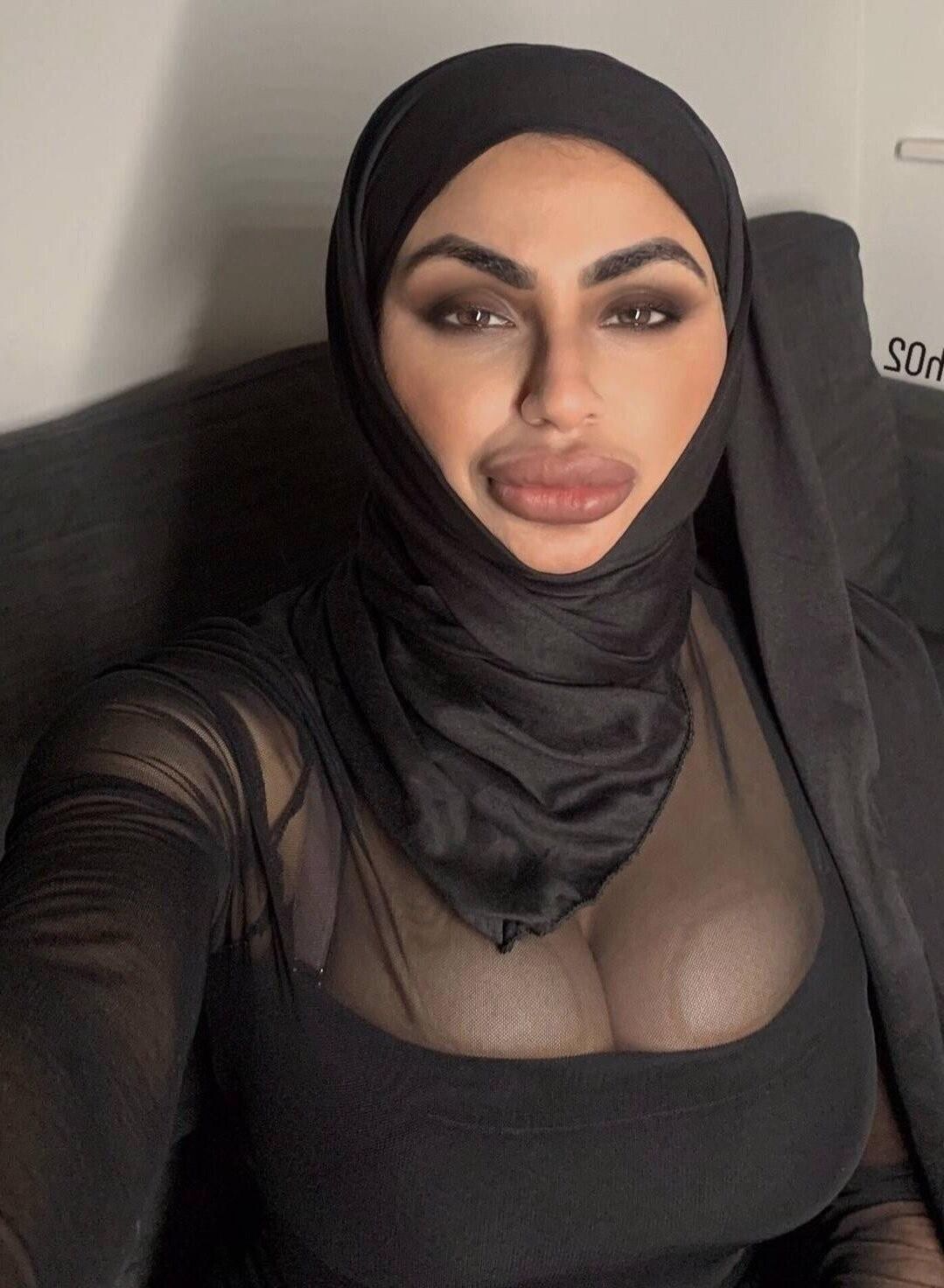 Sie Muslim Sauce hat schwulstige Lippen