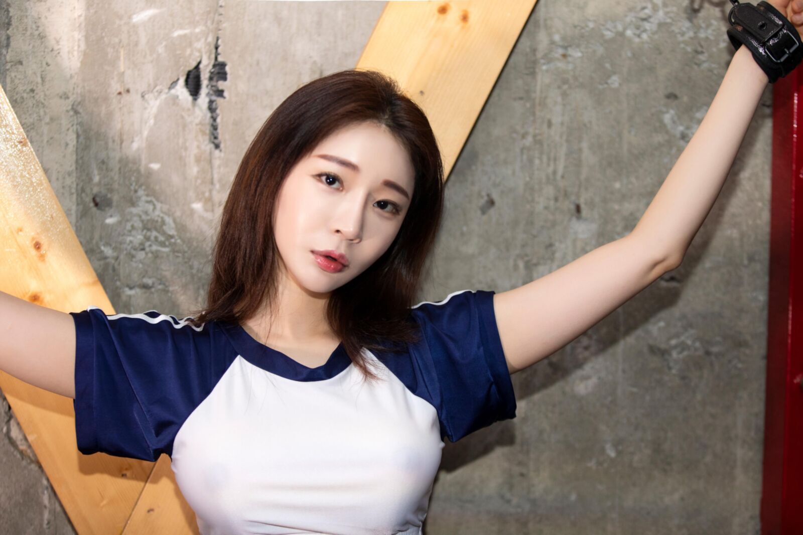 SUA (modèle coréen) Vol. Photobook Leak Part X à menottes croisées