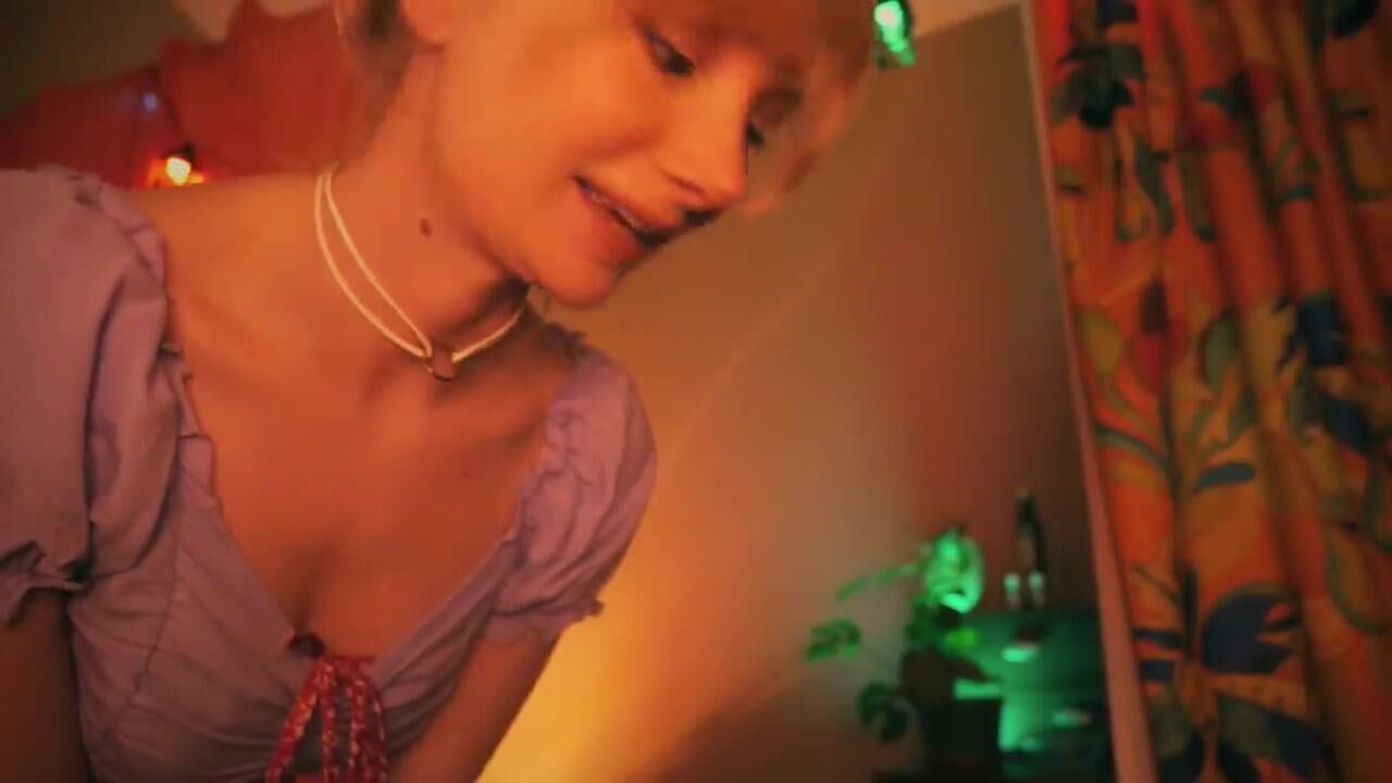 Blue Whispers ASMR Pale Ginger con un cuerpo ardiente y humeante.