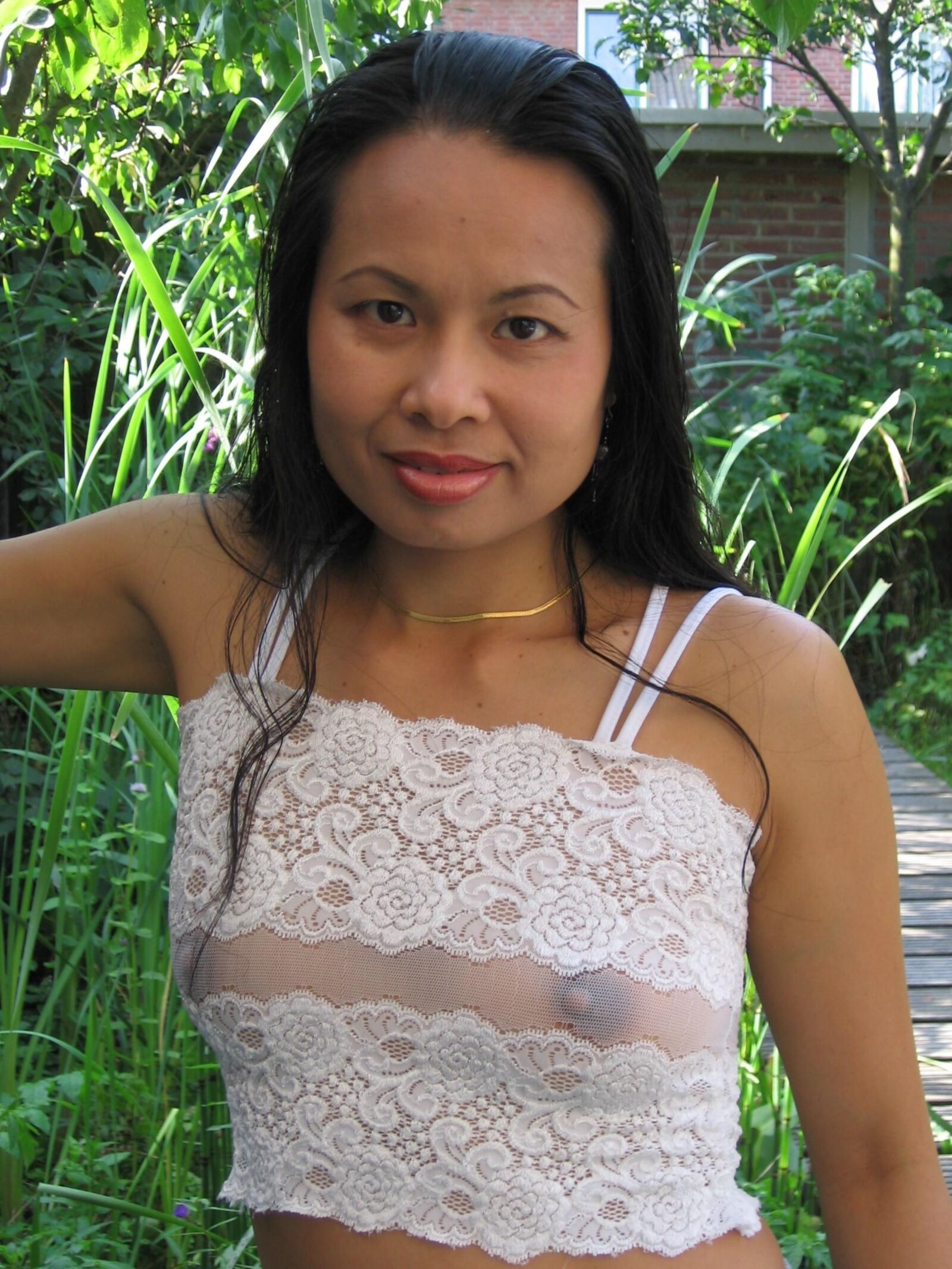 Fille asiatique sans soutien-gorge