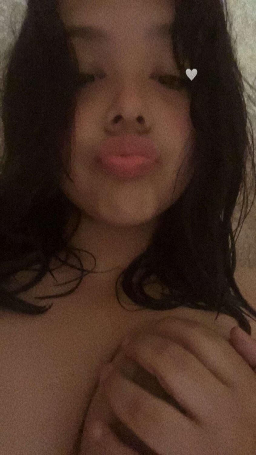 Karina adolescente latina de grandes tetas