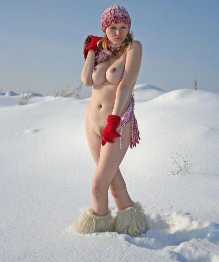 Redheaded beauty nude in the snow