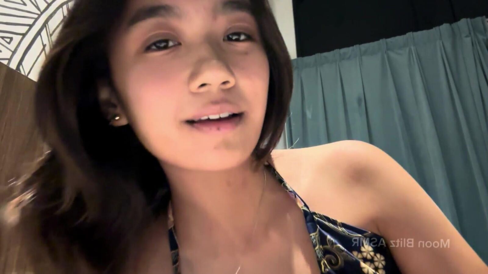 Moon Blitz ASMR Une fille asiatique serrée vous embrasse et vous lèche au lit