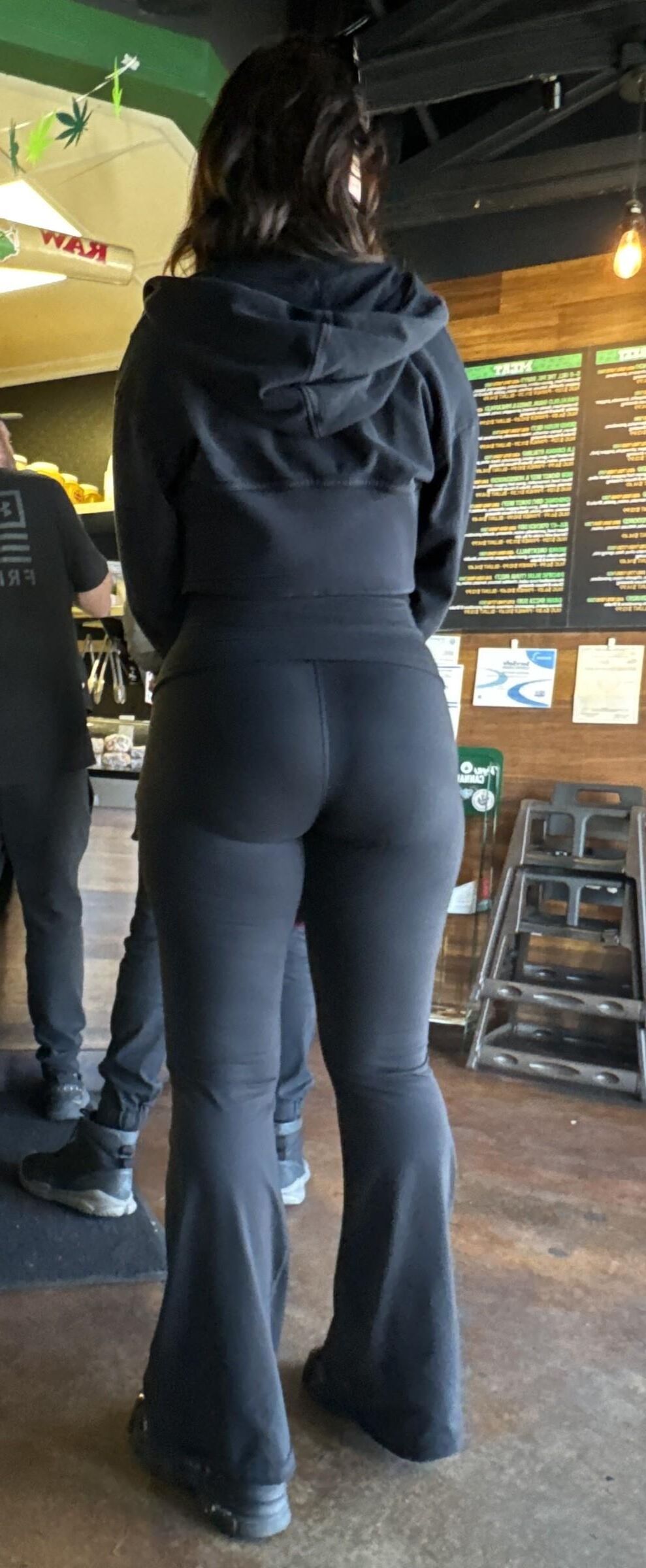 Latina com bunda perfeita pintada em leggings pretas