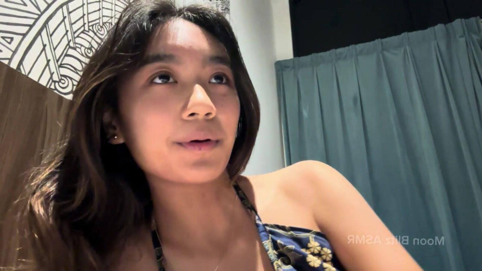 Moon Blitz ASMR Une fille asiatique serrée vous embrasse et vous lèche au lit