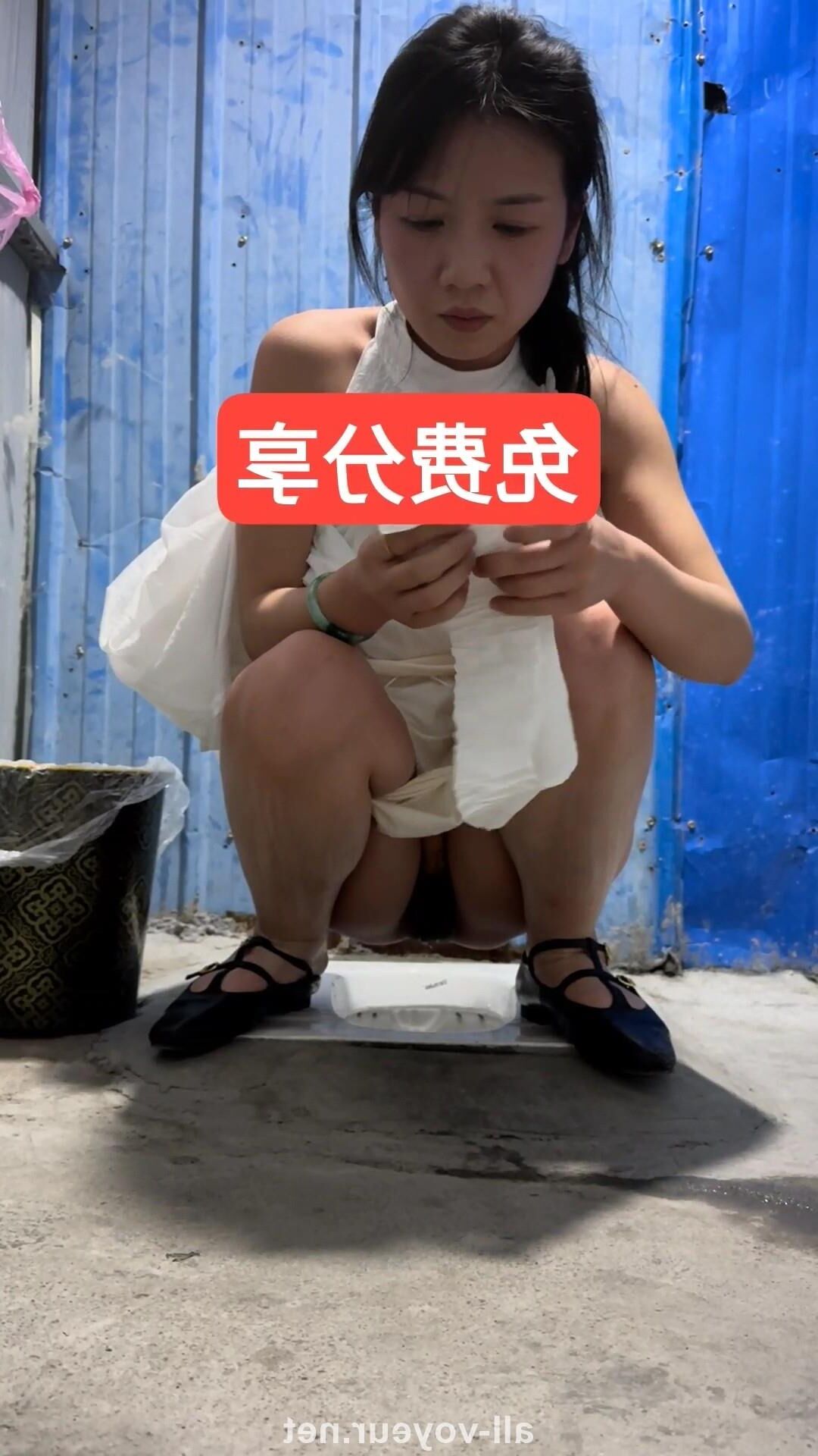 Dernière photo de femmes asiatiques dans les toilettes des femmes