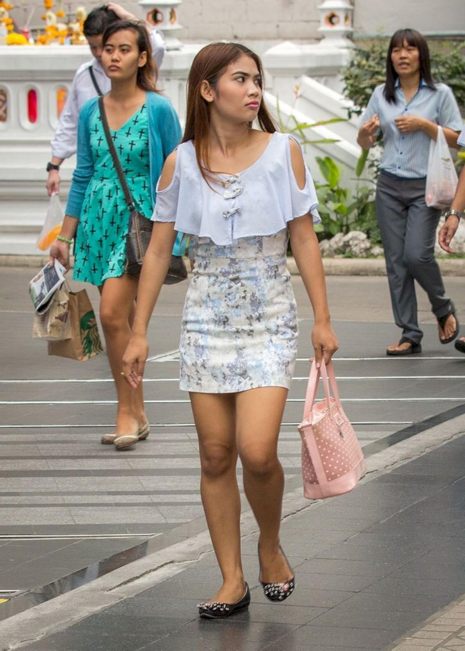 Filles asiatiques des rues, choisissez votre préférée !