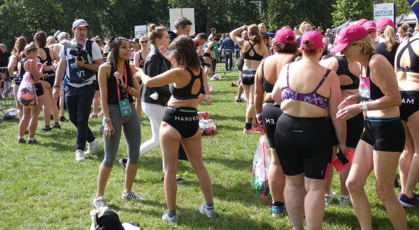 Entzückendes asiatisches Mädchen in Lycra