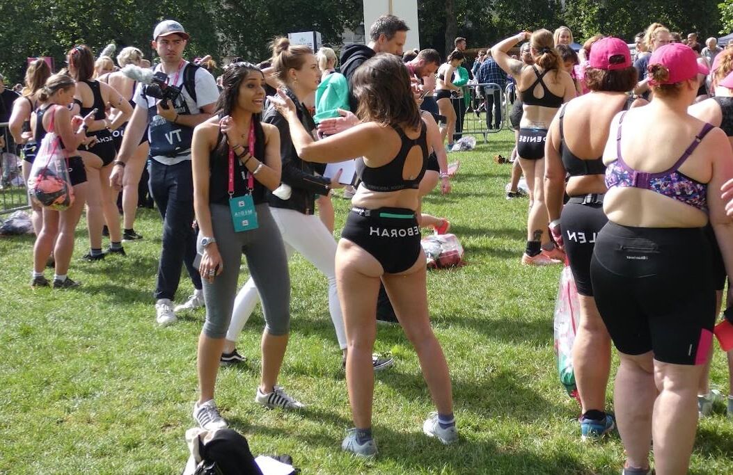 Entzückendes asiatisches Mädchen in Lycra