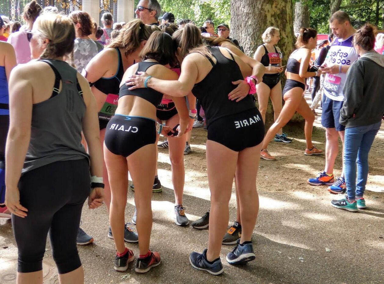 Entzückendes asiatisches Mädchen in Lycra