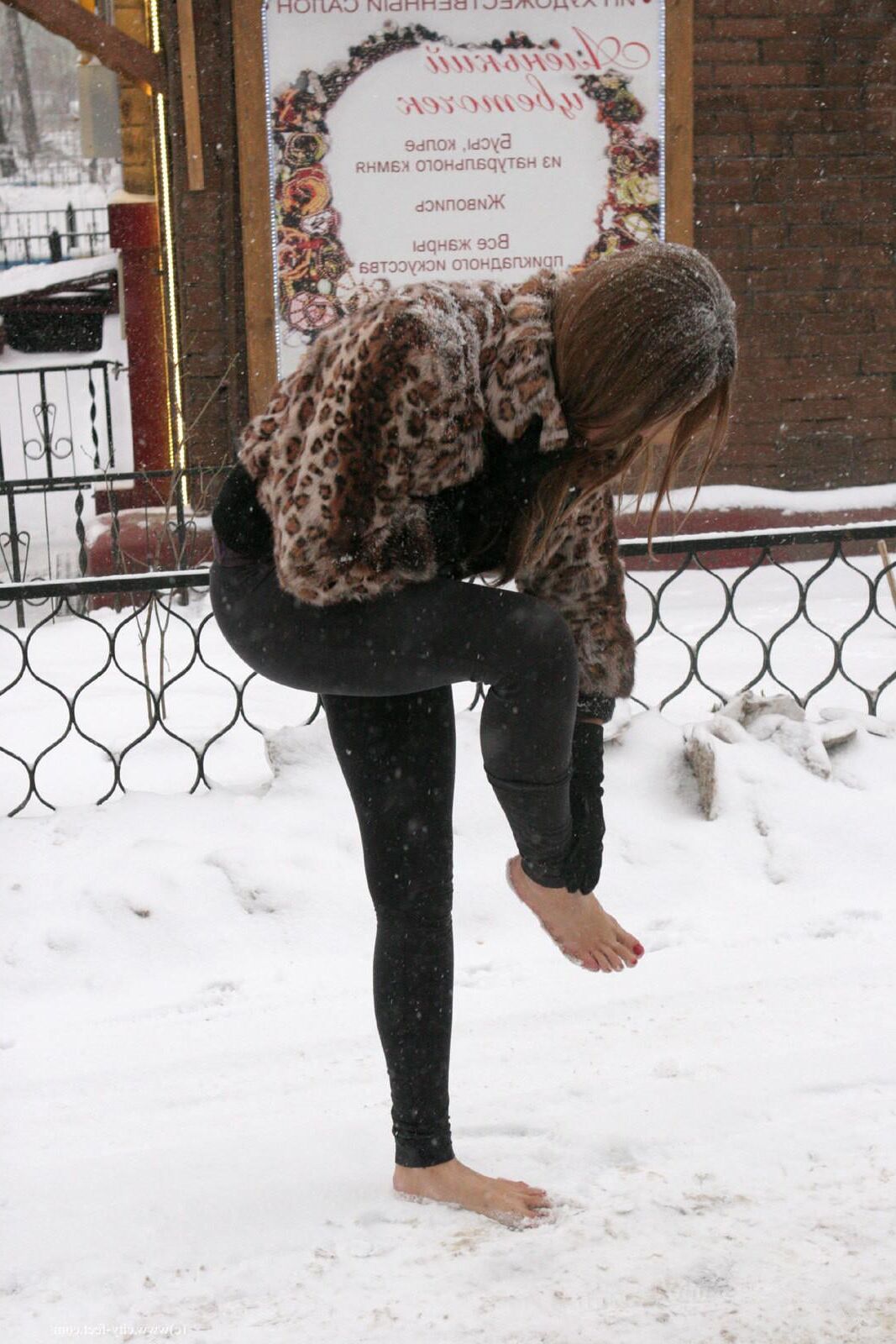 Tapferes Mädchen! Sexy nackte Füße im russischen Schnee.